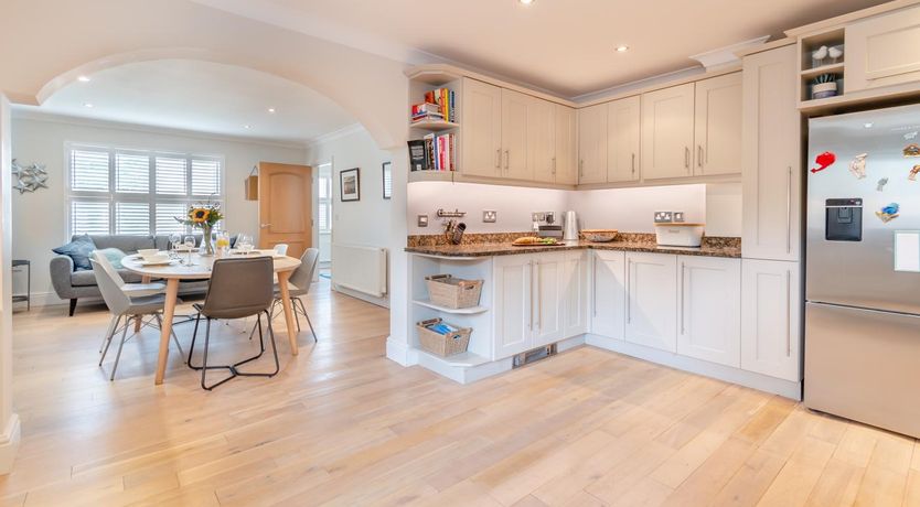 Photo of 4 Bed in St. Florence