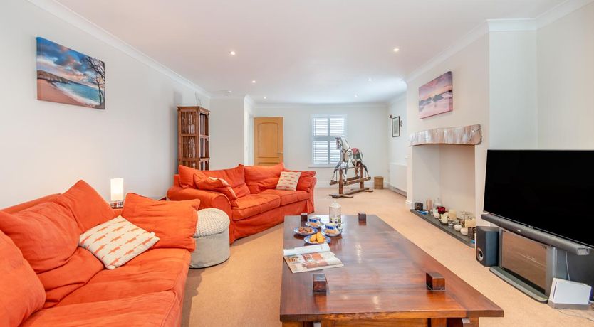 Photo of 4 Bed in St. Florence