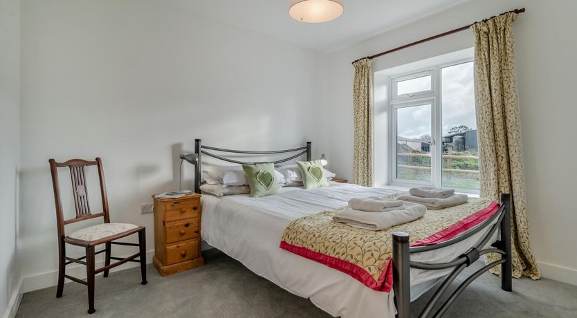 Photo of 3 Bed in Hooke