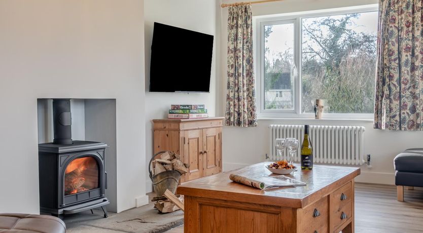Photo of 3 Bed in Hooke