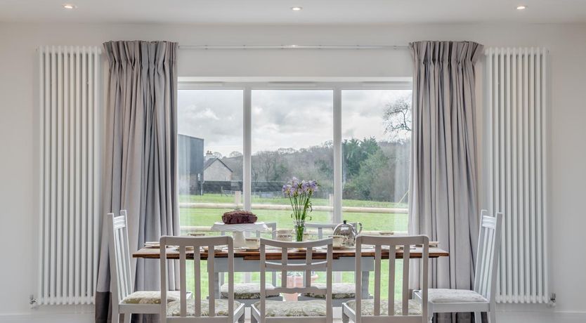 Photo of 3 Bed in Hooke
