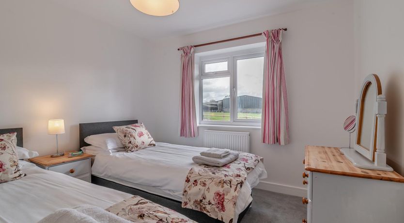 Photo of 3 Bed in Hooke