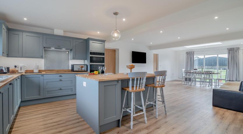 Photo of 3 Bed in Hooke