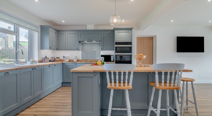 Photo of 3 Bed in Hooke