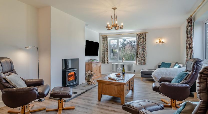 Photo of 3 Bed in Hooke