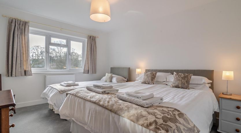 Photo of 3 Bed in Hooke