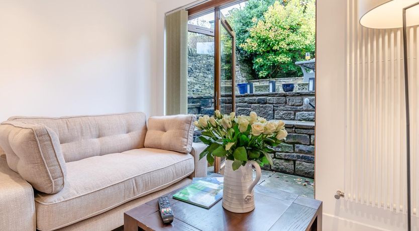 Photo of 2 Bed in Hayfield