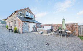 Photo of 3 Bed in Llanddarog
