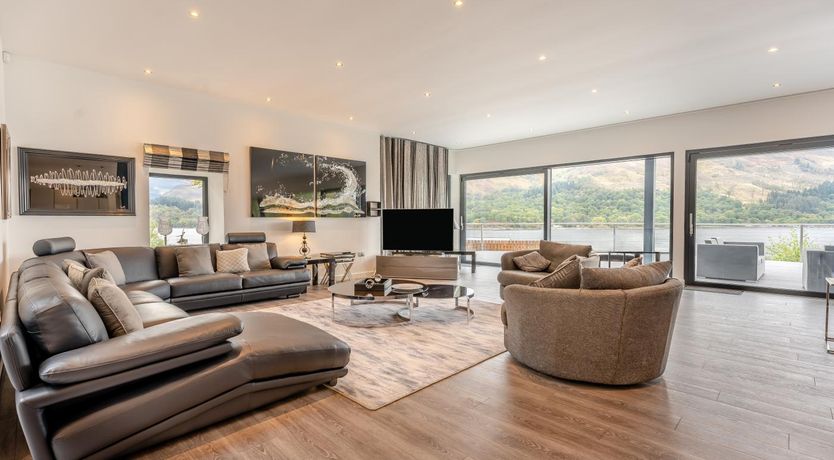 Photo of 5 Bed in St. Fillans