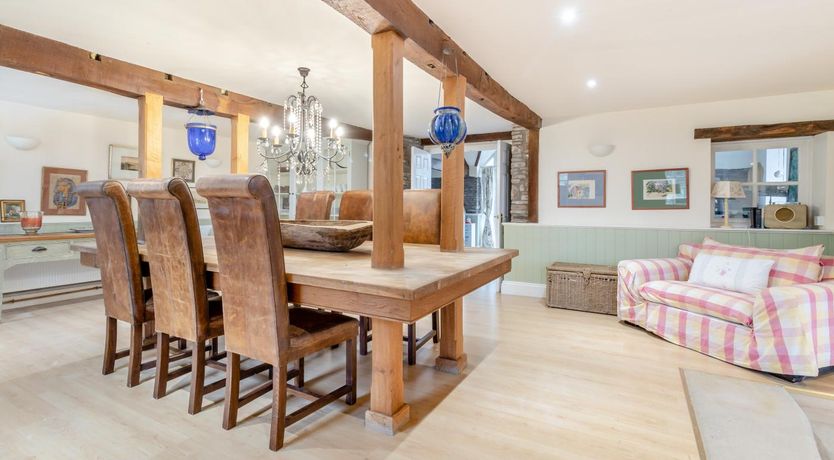 Photo of 6 Bed in Llanfilo