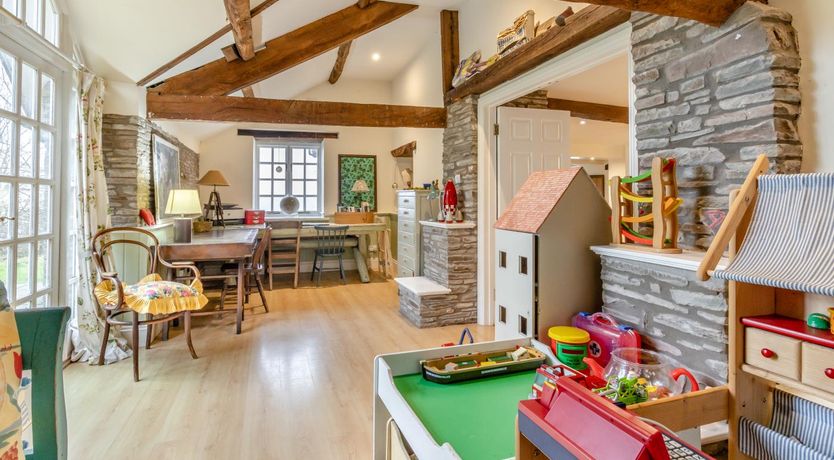 Photo of 6 Bed in Llanfilo