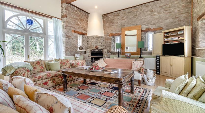 Photo of 6 Bed in Llanfilo