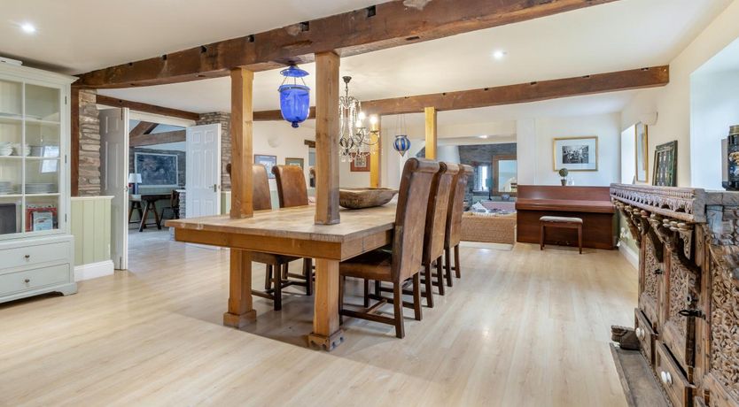 Photo of 6 Bed in Llanfilo