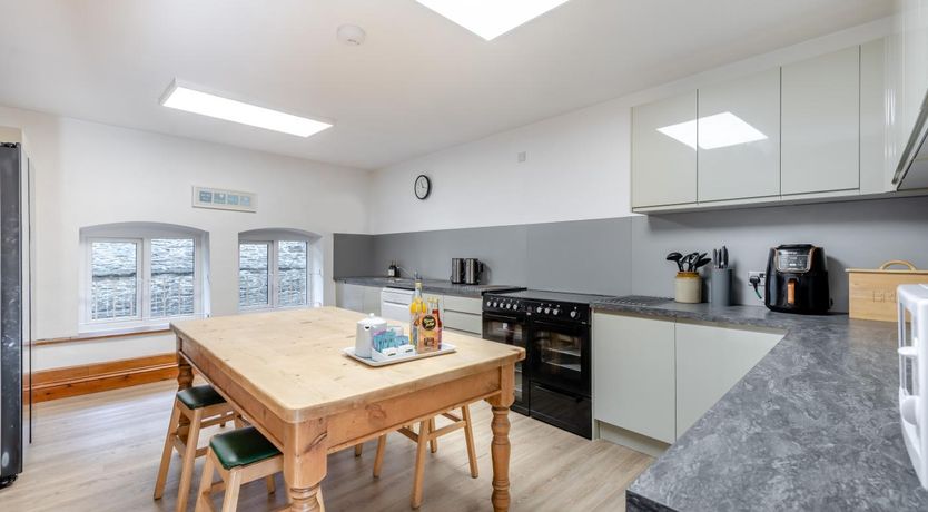 Photo of 6 Bed in East Allington