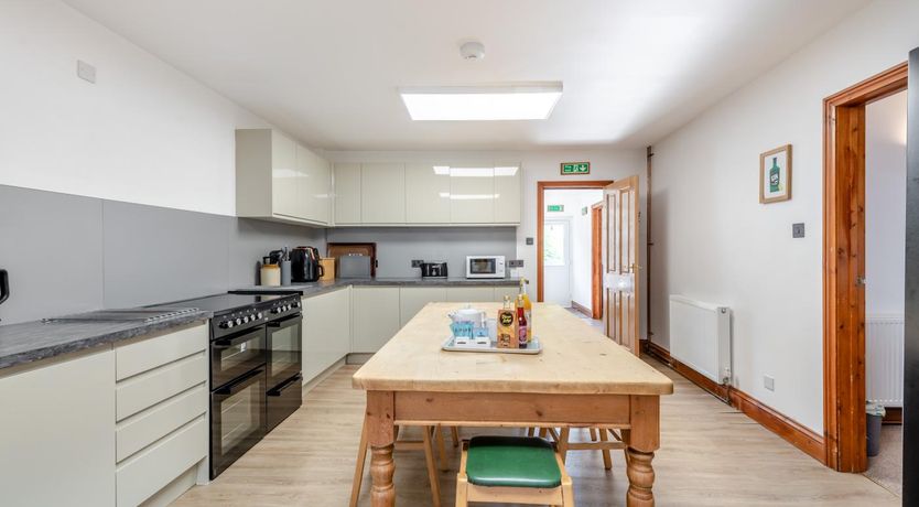 Photo of 6 Bed in East Allington