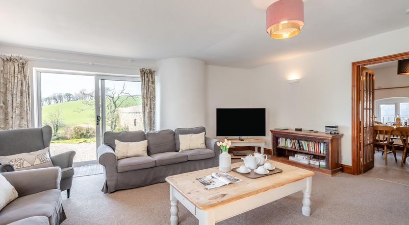 Photo of 6 Bed in East Allington