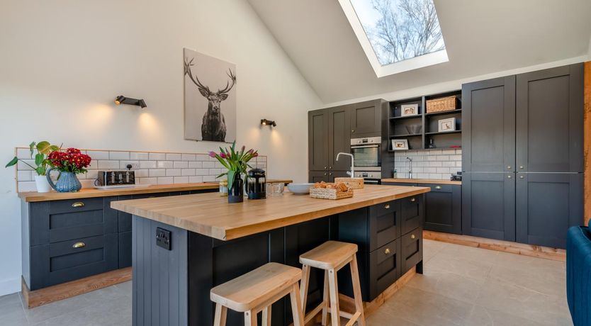 Photo of 5 Bed in Silkstone