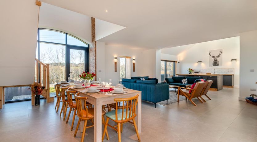 Photo of 5 Bed in Silkstone