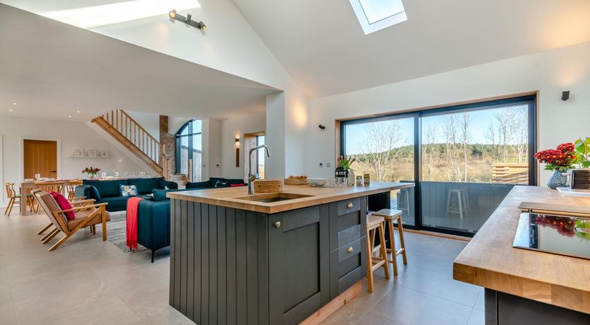 Photo of 5 Bed in Silkstone