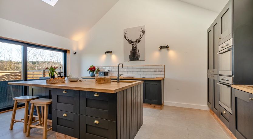 Photo of 5 Bed in Silkstone