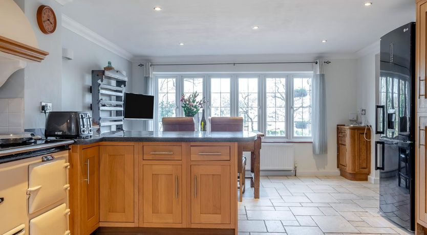 Photo of 6 Bed in Wootton Bridge