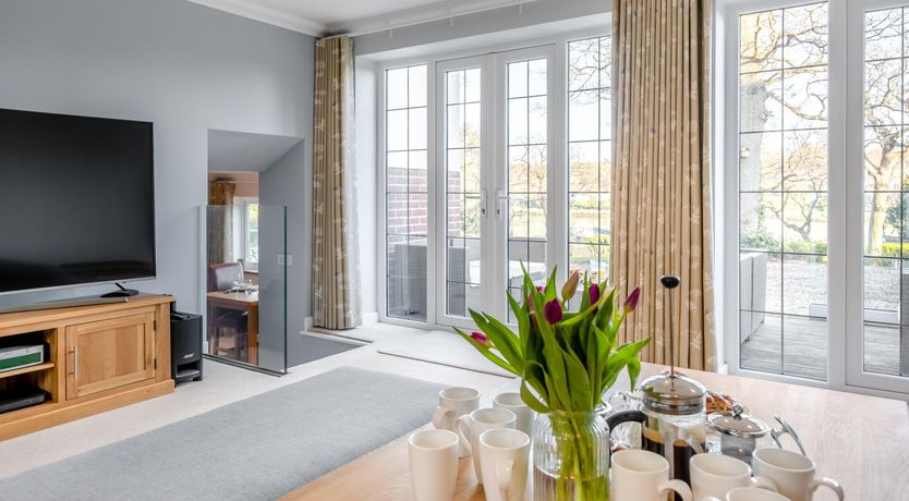Photo of 6 Bed in Wootton Bridge
