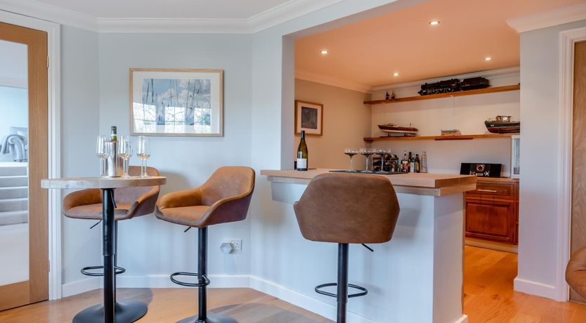 Photo of 6 Bed in Wootton Bridge