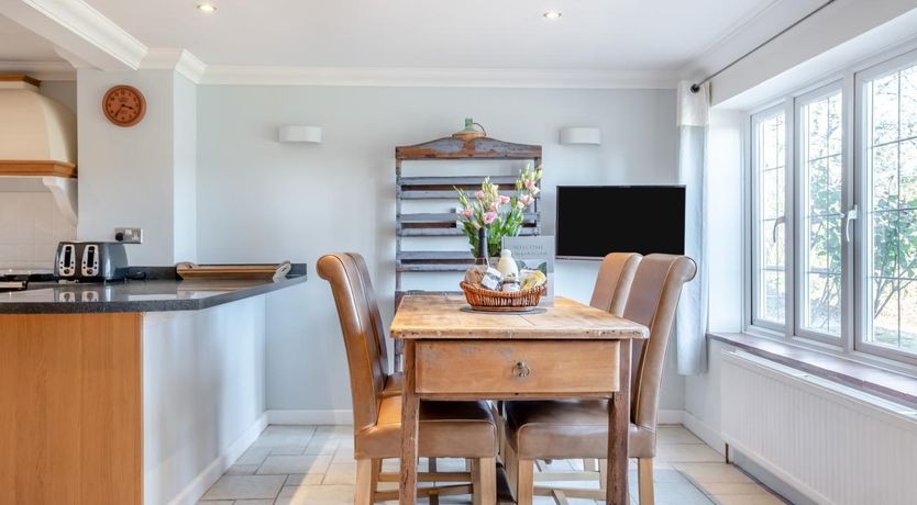 Photo of 6 Bed in Wootton Bridge