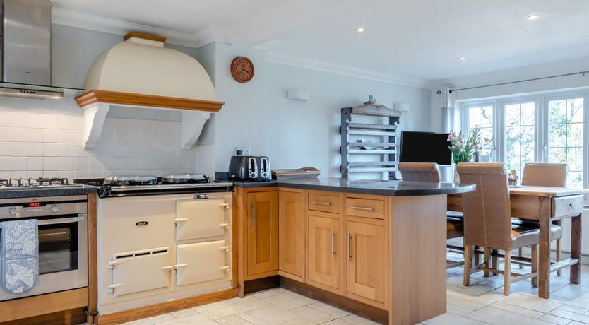 Photo of 6 Bed in Wootton Bridge
