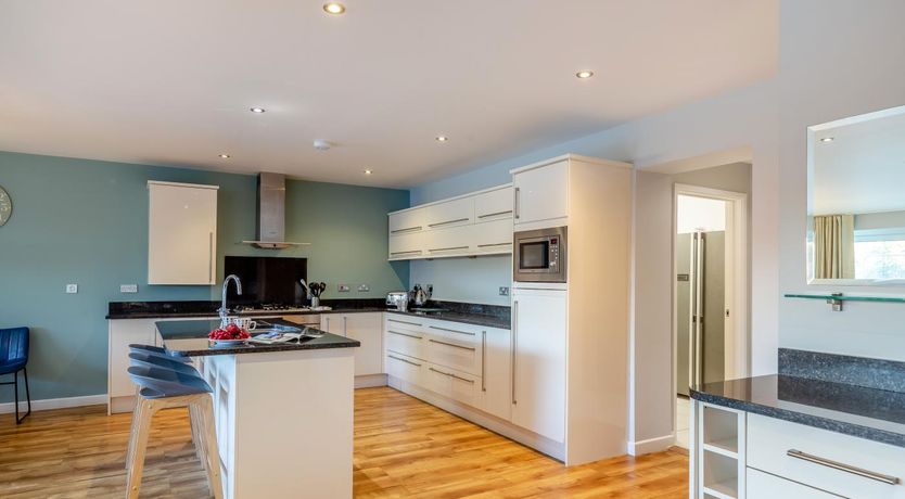 Photo of 6 Bed in Winnards Perch