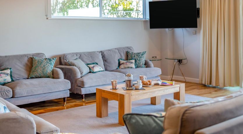 Photo of 6 Bed in Winnards Perch