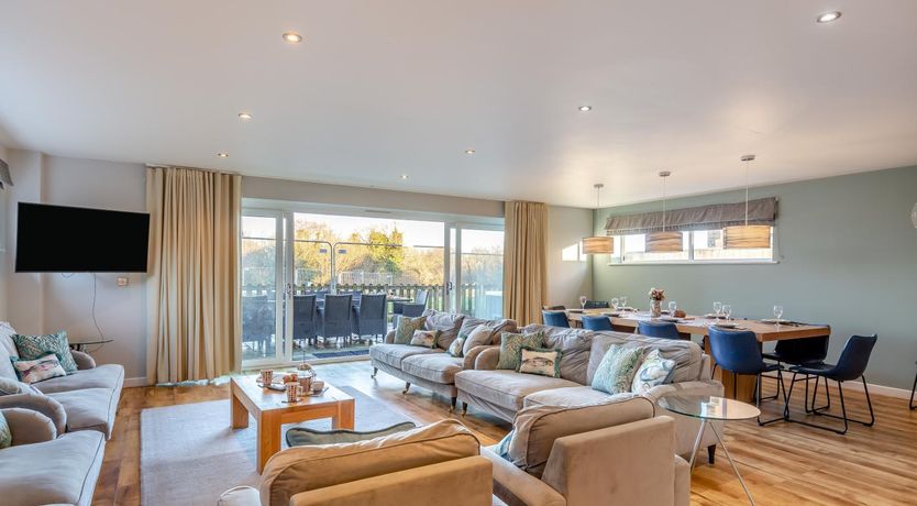 Photo of 6 Bed in Winnards Perch