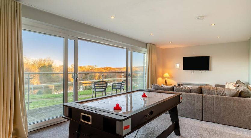 Photo of 6 Bed in Winnards Perch