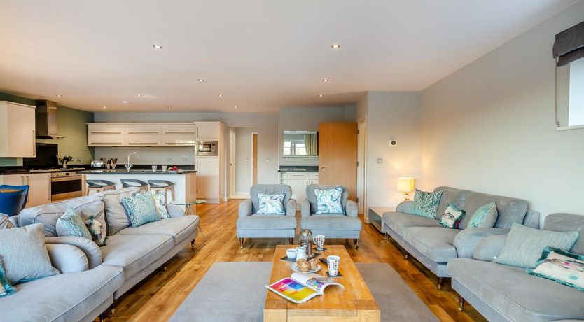 Photo of 6 Bed in Winnards Perch
