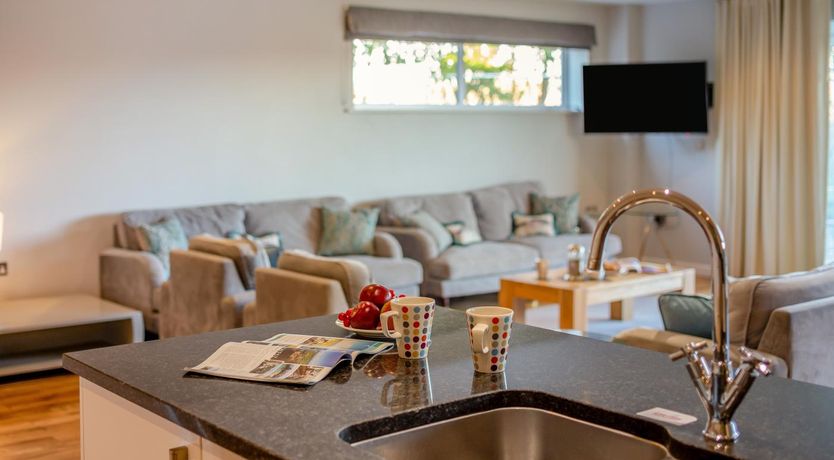 Photo of 6 Bed in Winnards Perch