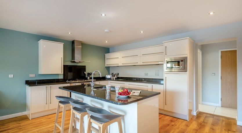 Photo of 6 Bed in Winnards Perch