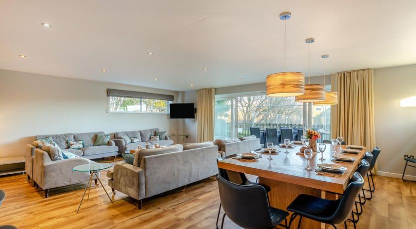 Photo of 6 Bed in Winnards Perch