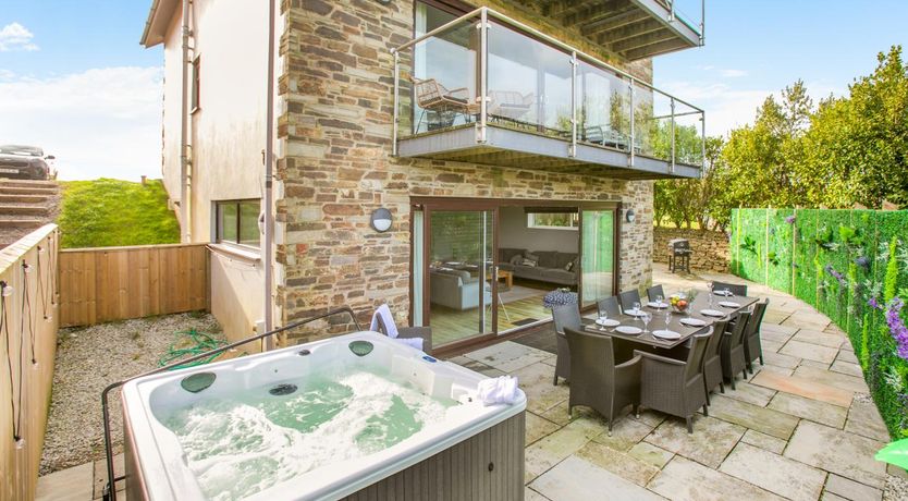 Photo of 6 Bed in Winnards Perch