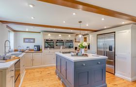 Photo of 4-bed-in-brent-knoll