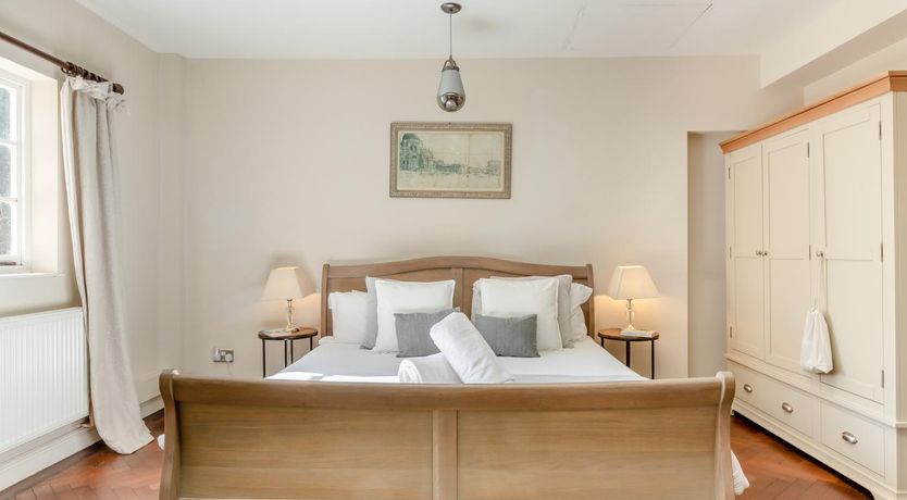 Photo of 4 Bed in Brent Knoll