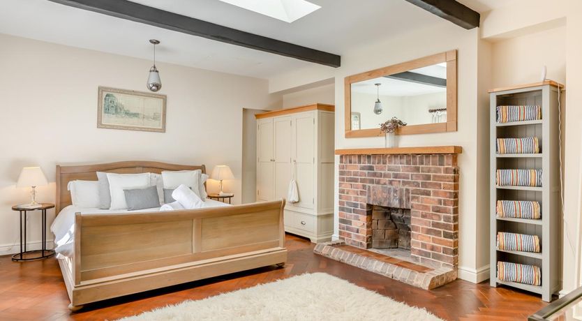 Photo of 4 Bed in Brent Knoll