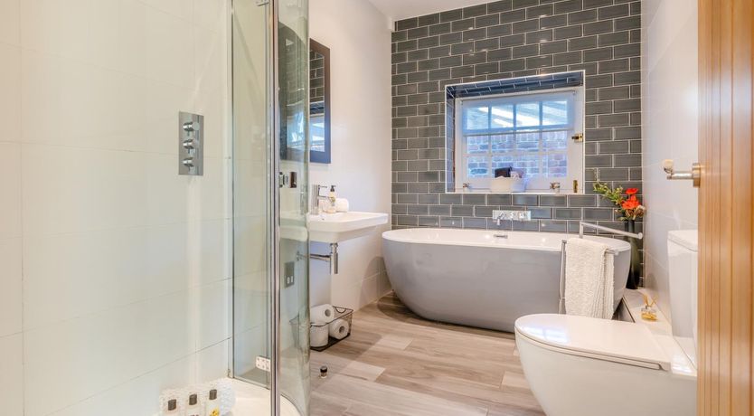 Photo of 4 Bed in Brent Knoll