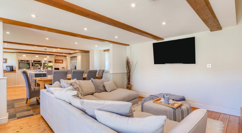 Photo of 4 Bed in Brent Knoll