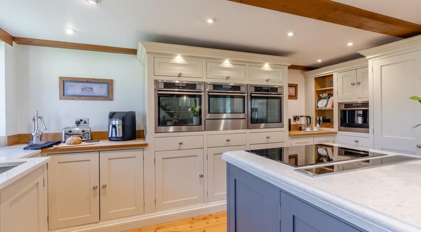 Photo of 4 Bed in Brent Knoll