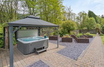 5 Bed in Tarbet Holiday Home