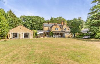 8 Bed in Bozeat Holiday Home