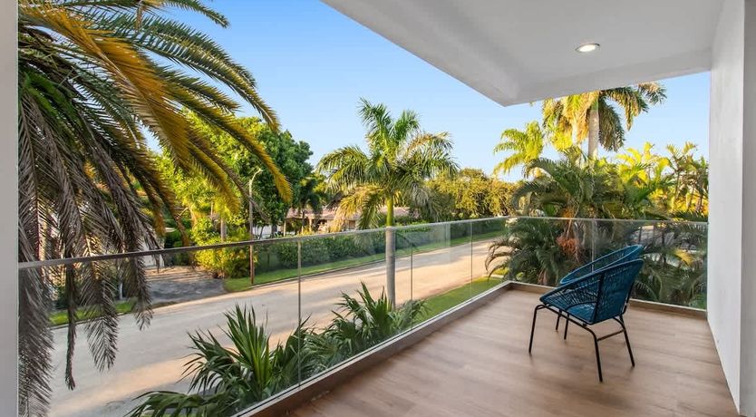 Photo of Hollwood Beach Bliss