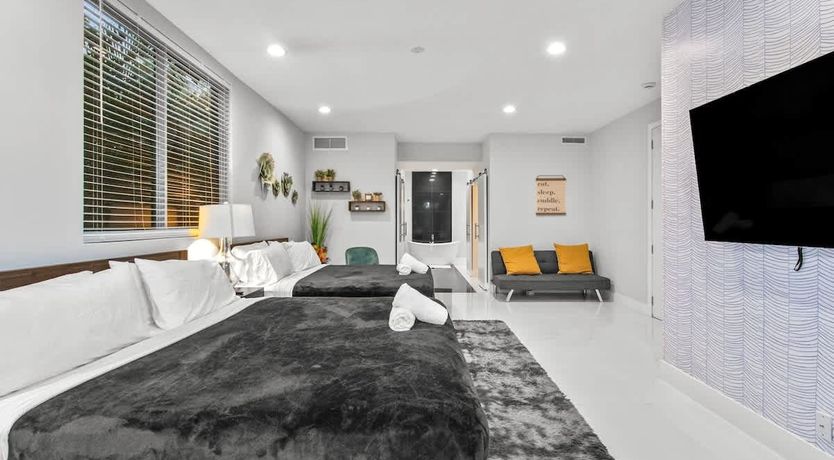 Photo of Hollwood Beach Bliss