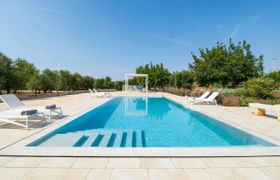 Photo of white-hued-residence