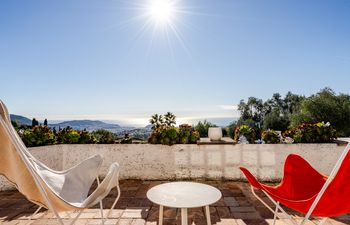 Hillside Horizon Holiday Home